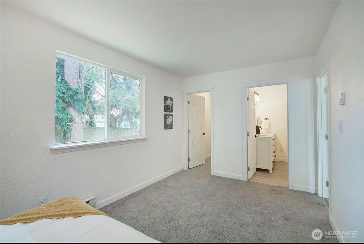 Bedroom with private en-suite bathroom access